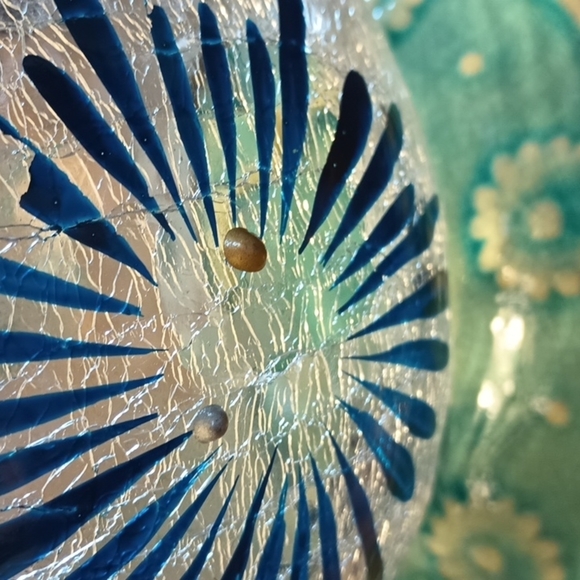 Crackled glass globe with ceramic stand - Picture 3 of 8